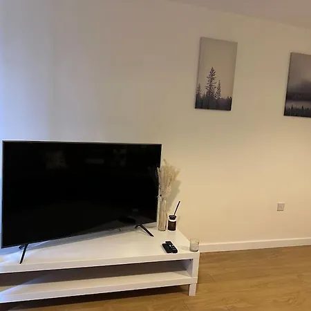 Modern 2 Bed 2 Bath Flat Close To Train Station *