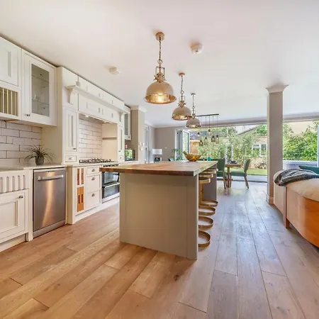 Stunning 3b2ba Huge Entertaining Space And Hottub! *