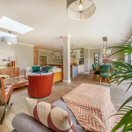 Apartment Stunning 3b2ba Huge Entertaining Space And Hottub!
