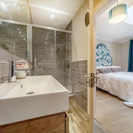 Apartment Stunning 3b2ba Huge Entertaining Space And Hottub! Raynes Park