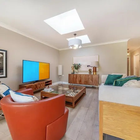 Stunning 3b2ba Huge Entertaining Space And Hottub!