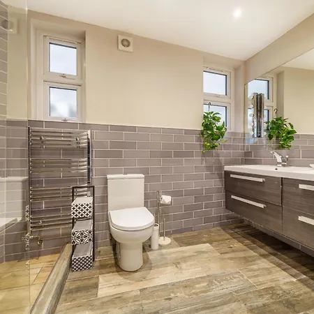 Apartment Stunning 3b2ba Huge Entertaining Space And Hottub! Raynes Park