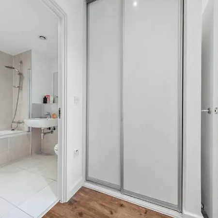 Airy 2br Flat Delta London Dp332 Apartment *