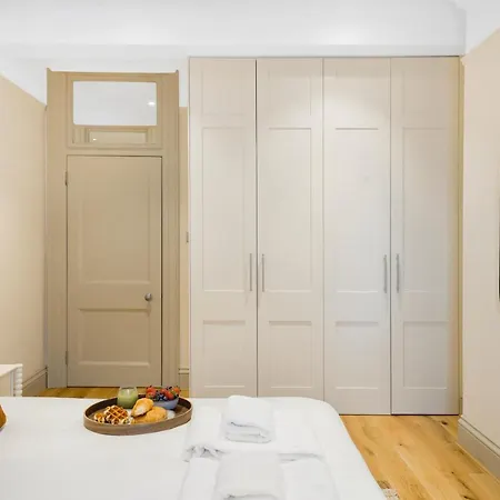 Spacious And Modern 4 Beds In Kensington Apartment