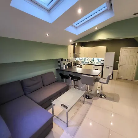 Apartment Large 4 Bedroom House In *