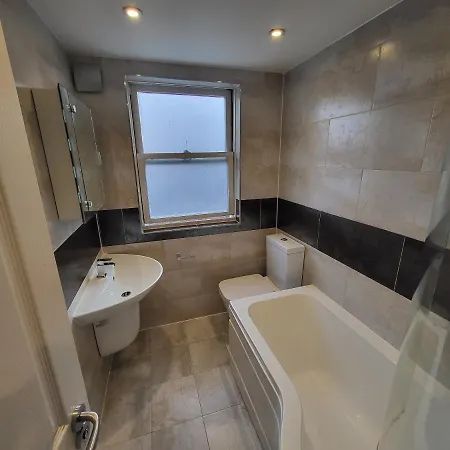 Apartment Large 4 Bedroom House In