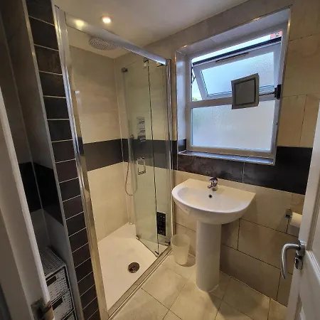 Large 4 Bedroom House In Apartment London