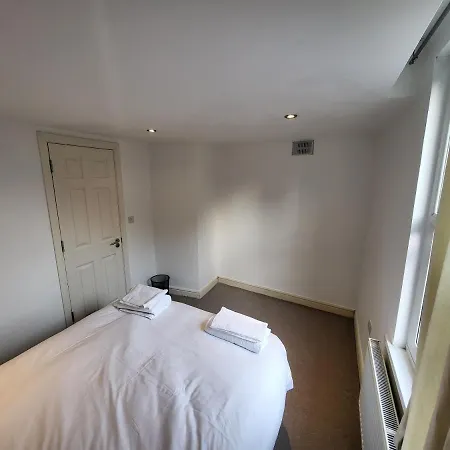 Large 4 Bedroom House In Apartment