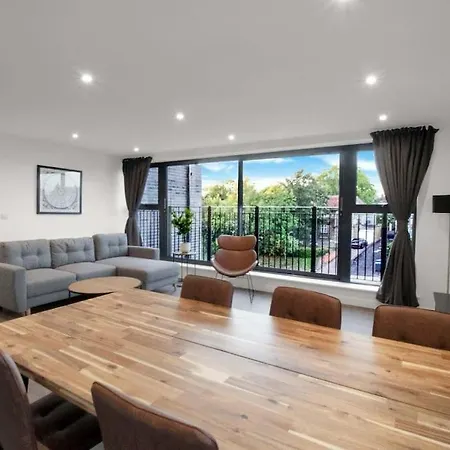 Modern Penthouse In Wembley