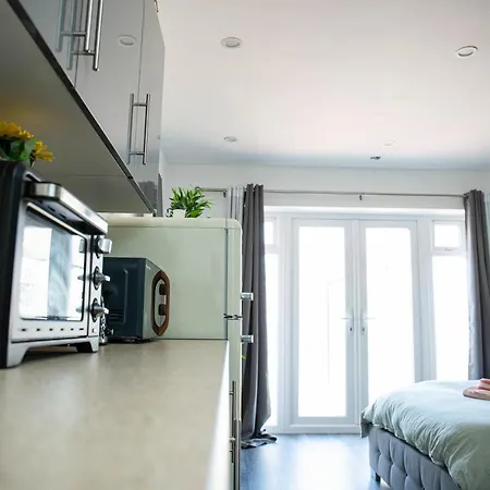 Large Fully Equipped Studio Flat In Wimbledon With Free Parking Apartment Raynes Park