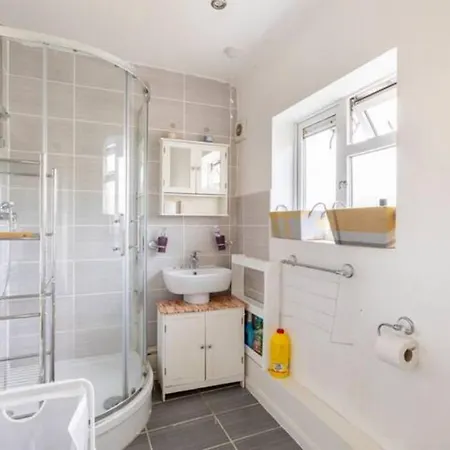Apartment Cosy 1 Bedroom Flat Near Barking Town Centre *