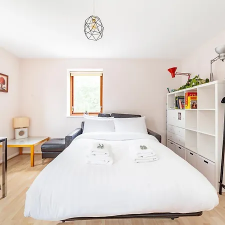 Lovely In Tower Hill, Fantastic Location *