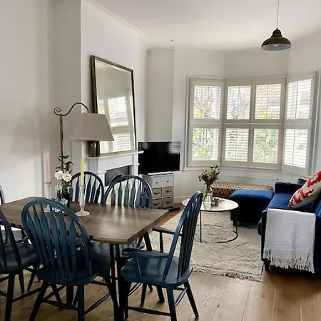 A Cosy 1 Bedroom Flat In South West Apartment London