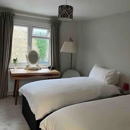 A Cosy 1 Bedroom Flat In South West * London