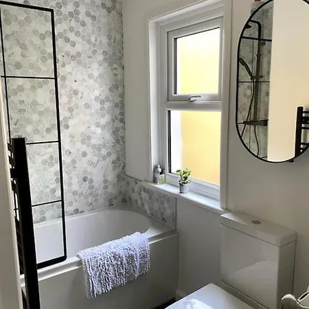 A Cosy 1 Bedroom Flat In South West Apartment