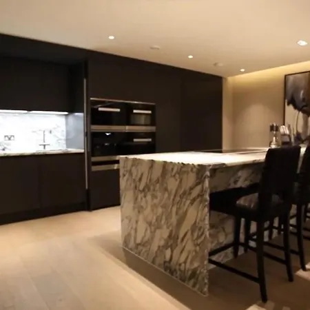 Luxurious Three Bedroom Flat In Chelsea Creek Apartment *