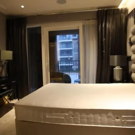 Luxurious Three Bedroom Flat In Chelsea Creek Apartment
