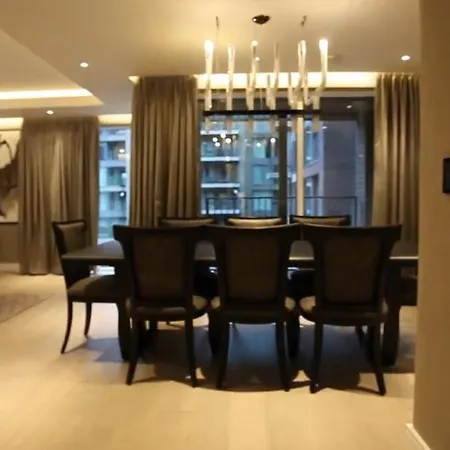 Luxurious Three Bedroom Flat In Chelsea Creek Apartment London