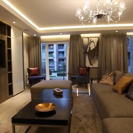 Luxurious Three Bedroom Flat In Chelsea Creek Apartment London