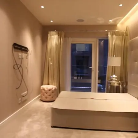 Luxurious Three Bedroom Flat In Chelsea Creek London