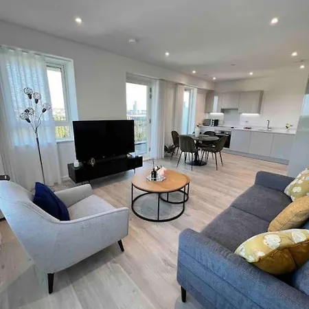 Stylish 2-bed Flat Canning Town *