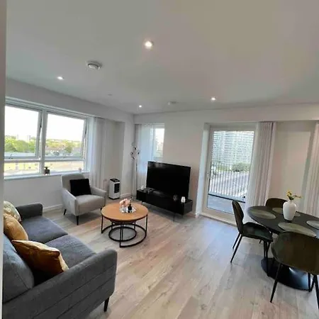 Stylish 2-bed Flat Canning Town