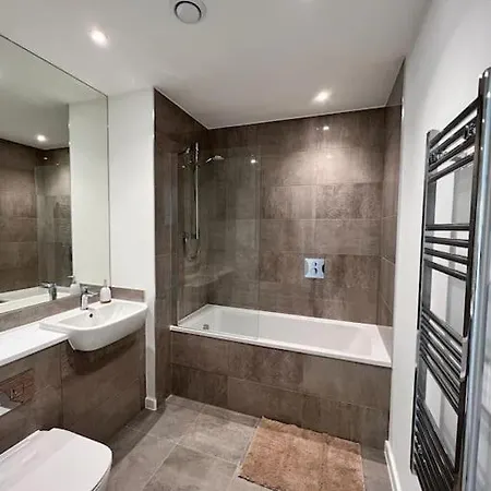 Apartment Stylish 2-bed Flat Canning Town *