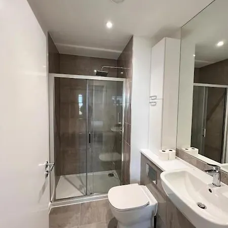Stylish 2-bed Flat Canning Town Apartment London