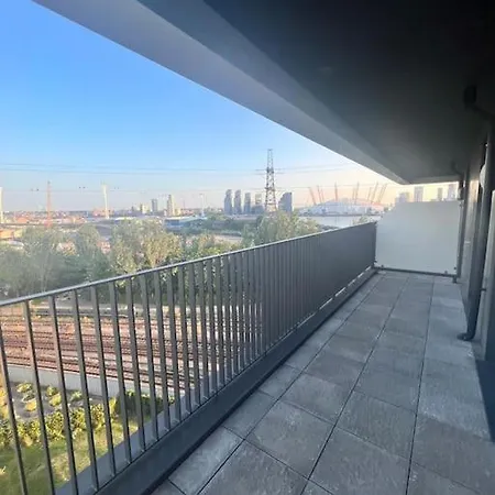 Apartment Stylish 2-bed Flat Canning Town *