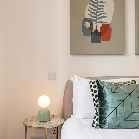 Stylish 1 Bed Flats In Soho, Next To Piccadilly Circus And Trafalgar Square