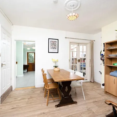3br House A Perfect Group Getaway London