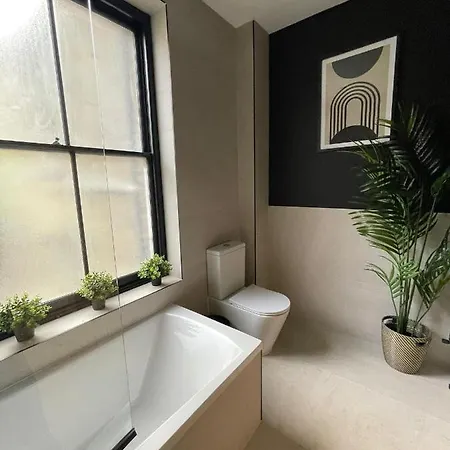 Luxury 2 Bed 1 Bath In By Graceful * London