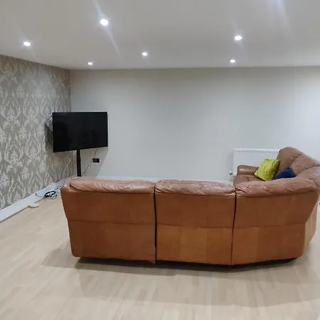 Apartment 3 Bedrooms 2 Baths, Overlooking The River Near Excel, O2, Airport - Sleeps Up To 6 *