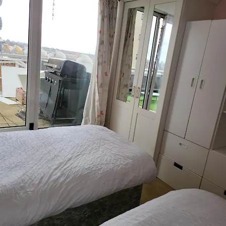 3 Bedrooms 2 Baths, Overlooking The River Near Excel, O2, Airport - Sleeps Up To 6 * London