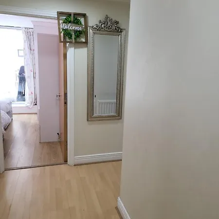 Apartment 3 Bedrooms 2 Baths, Overlooking The River Near Excel, O2, Airport - Sleeps Up To 6 *