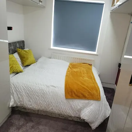 Apartment 3 Bedrooms 2 Baths, Overlooking The River Near Excel, O2, Airport - Sleeps Up To 6 London