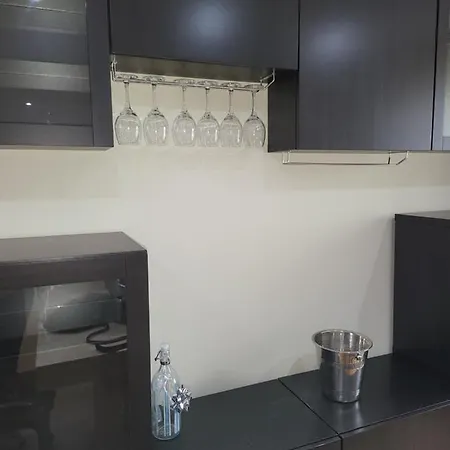 3 Bedrooms 2 Baths, Overlooking The River Near Excel, O2, Airport - Sleeps Up To 6 Apartment *