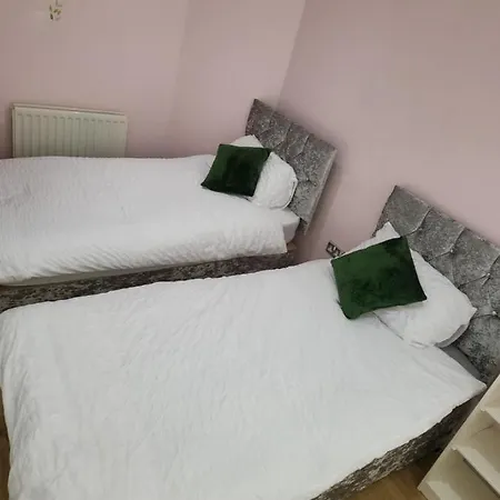 Apartment 3 Bedrooms 2 Baths, Overlooking The River Near Excel, O2, Airport - Sleeps Up To 6 *