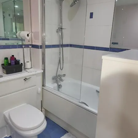 3 Bedrooms 2 Baths, Overlooking The River Near Excel, O2, Airport - Sleeps Up To 6 Apartment