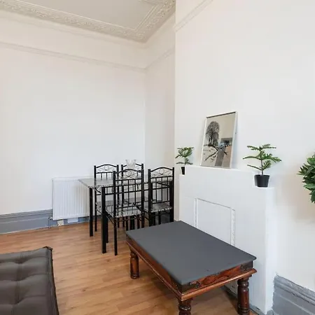 Apartment 2a - Bright & Airy 2 Bed Flat - 20 Mins To