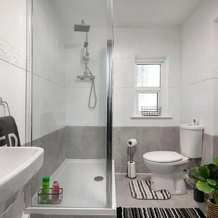 Apartamento 2a - Bright & Airy 2 Bed Flat - 20 Mins To *
