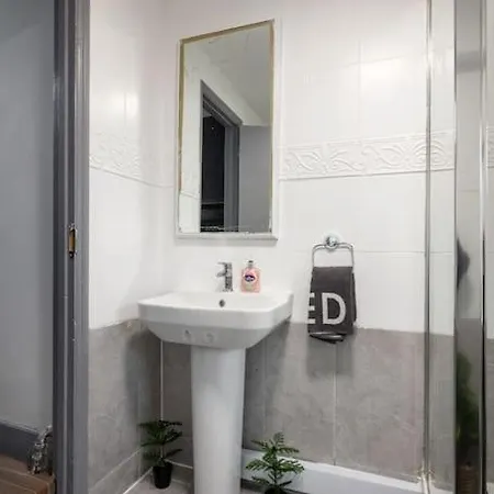 2a - Bright & Airy 2 Bed Flat - 20 Mins To Apartamento Londres