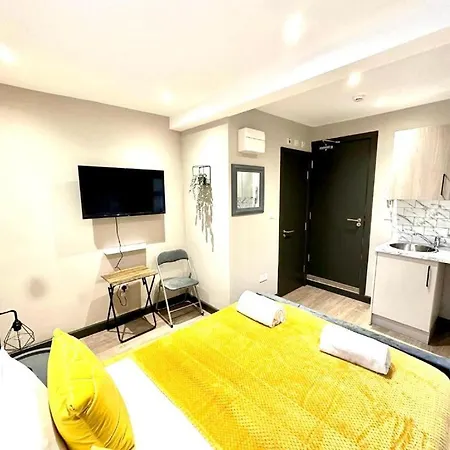 Guest house West Drayton Stays - Warwick *