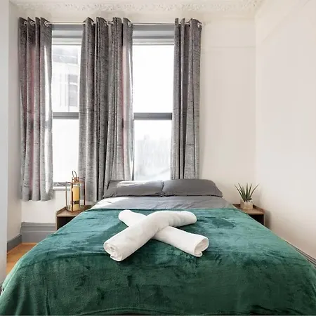 Apartment 2a - Bright & Airy 2 Bed Flat - 20 Mins To London