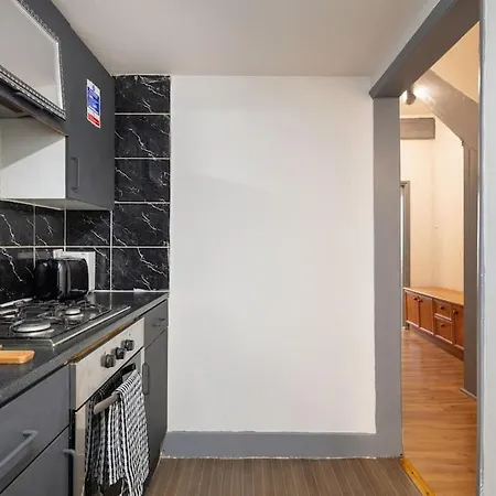 Apartment 2a - Bright & Airy 2 Bed Flat - 20 Mins To London