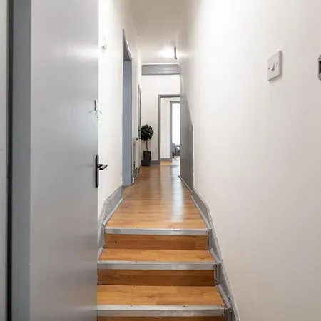 2a - Bright & Airy 2 Bed Flat - 20 Mins To Apartment