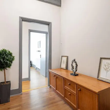 Apartment 2a - Bright & Airy 2 Bed Flat - 20 Mins To *