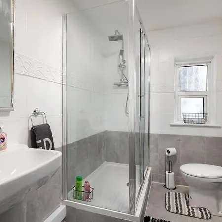 2a - Bright & Airy 2 Bed Flat - 20 Mins To