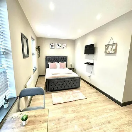 West Drayton Stays - Warwick Guest house Yiewsley