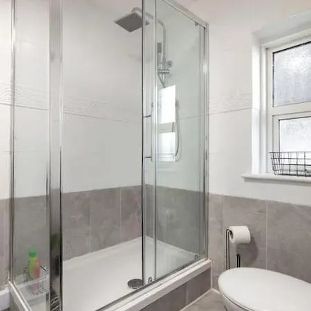 2a - Bright & Airy 2 Bed Flat - 20 Mins To